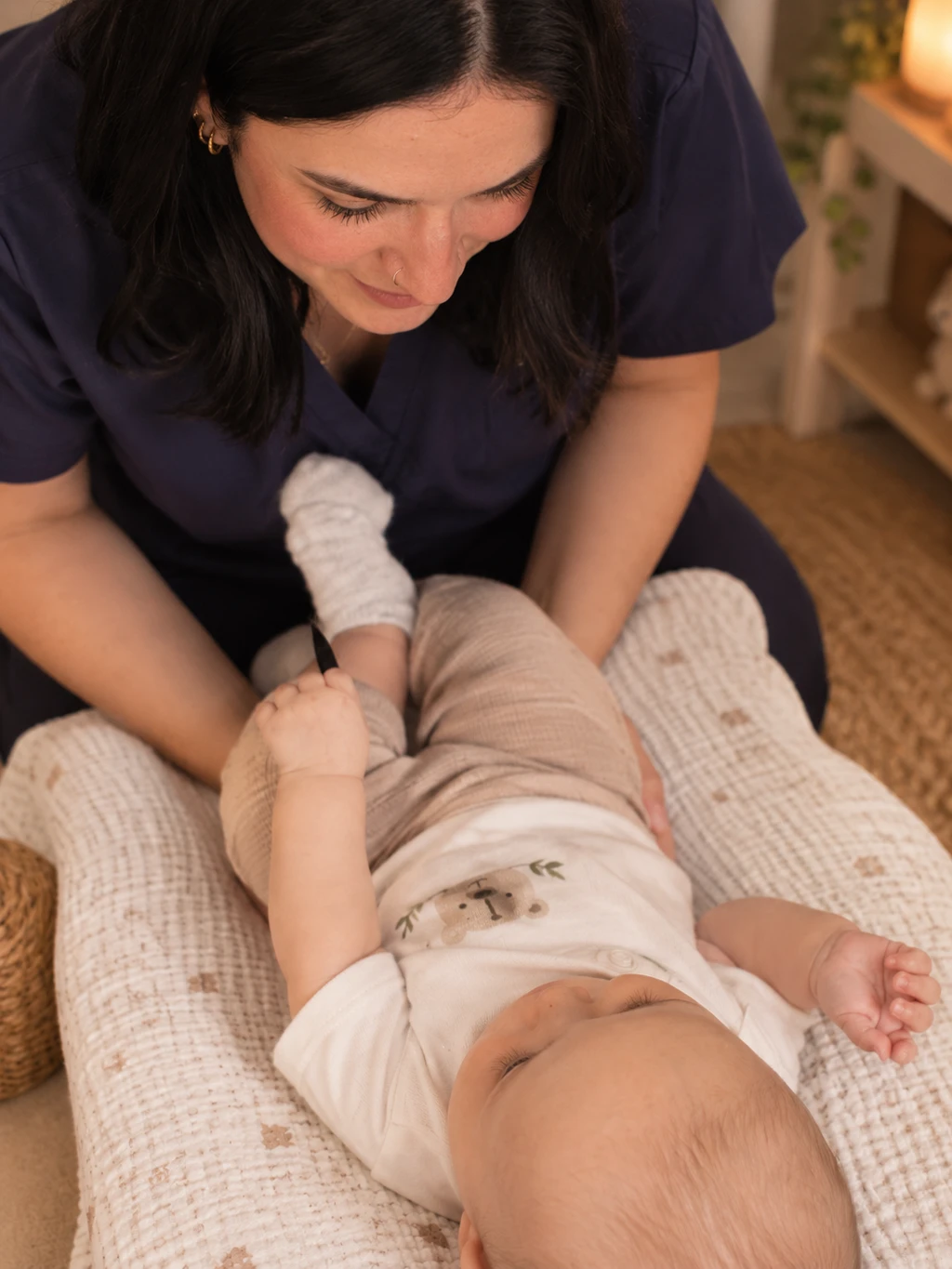 Ostéopathie pédiatrique : bébé sur la table de consultation