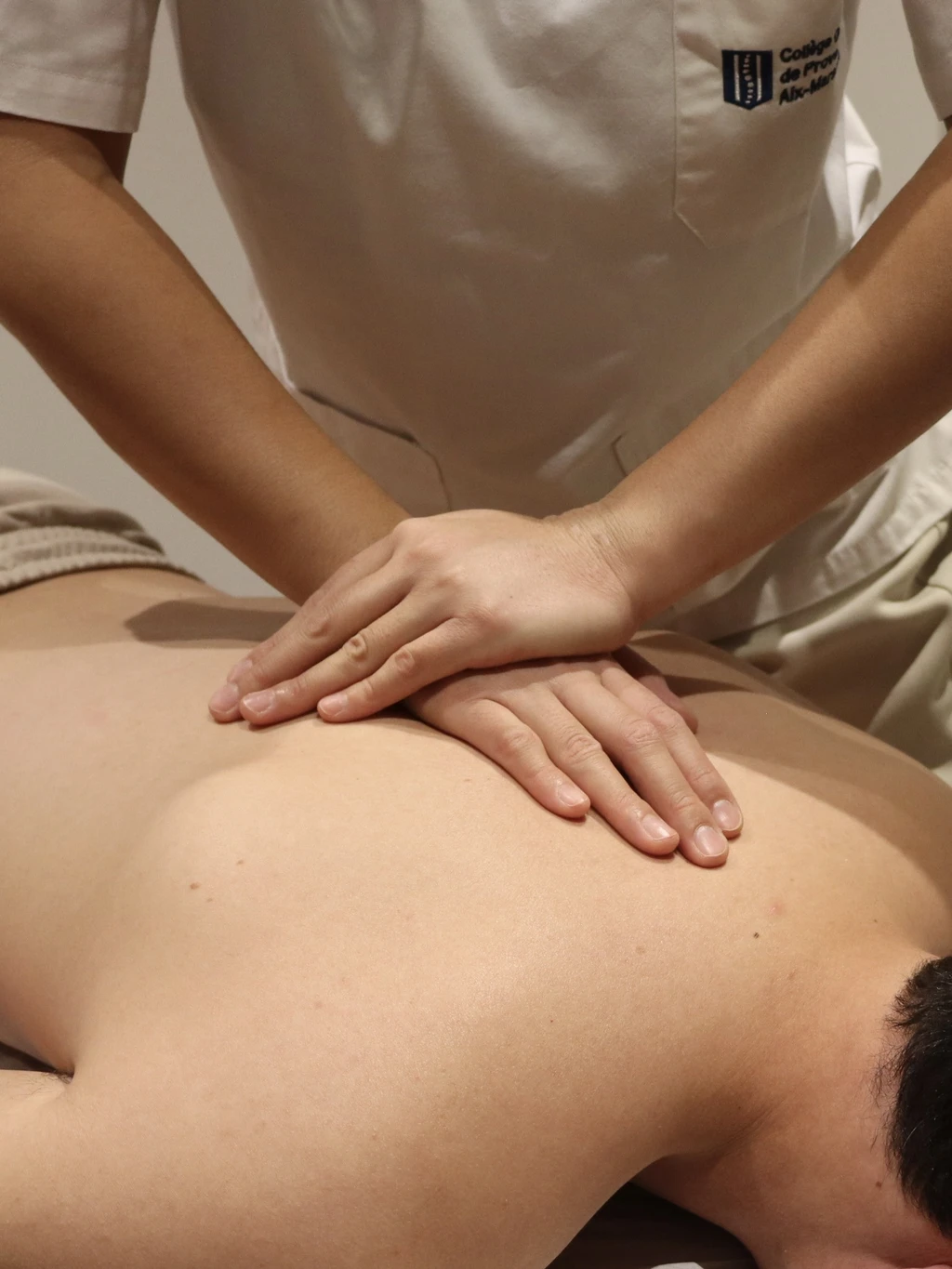 Ostéopathe manipulant le dos d'un patient